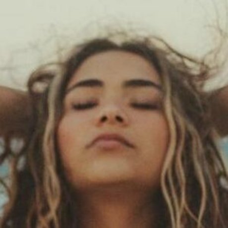 Sienna Mae Gomez sexy nacktheit bild