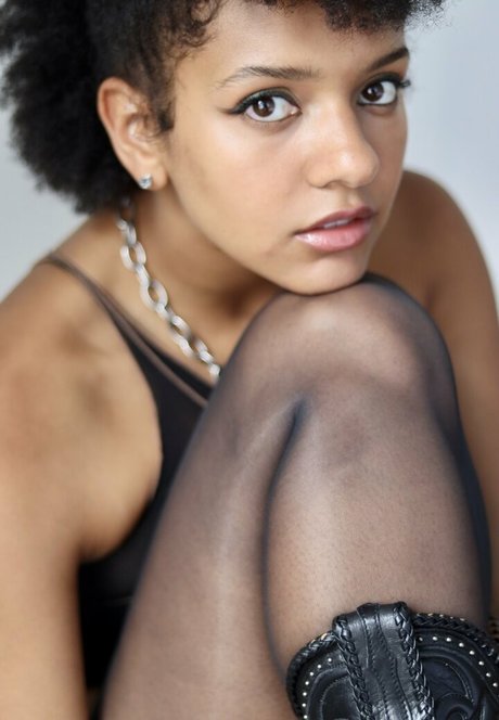 Djouliet Amara exklusive kostenlose foto