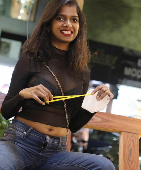 Khyatishree pornografische fotos