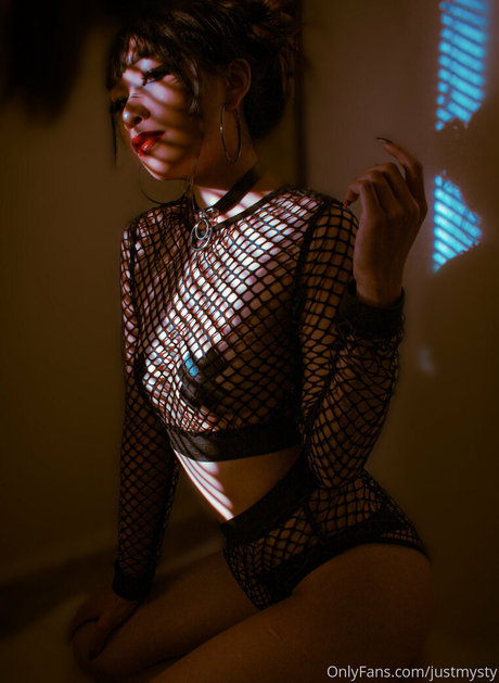 justmysty pornostar nackt bild
