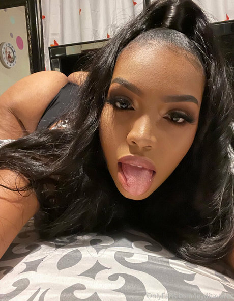 leydiitavarez erotische nackten bild