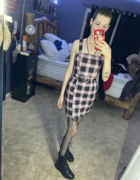 Alieninara model sexy foto