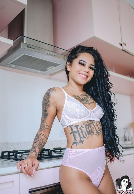 Valentina Naomi erwachsene akt bilder