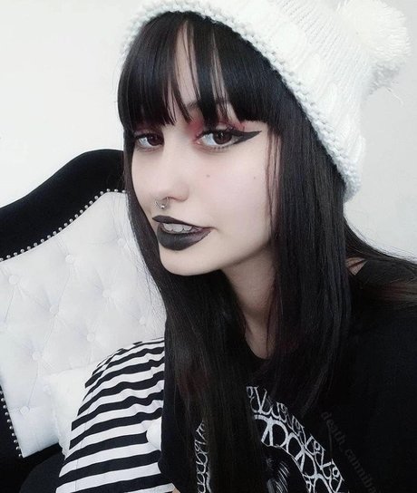 Death Cannibal model pornographische bilder