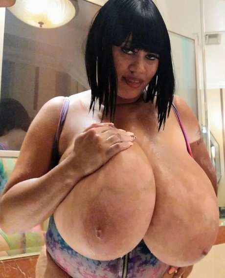 Roxi Red xxx schöne bild