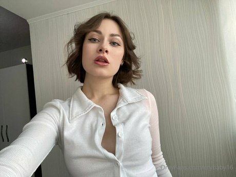 triefend nasse muschi onlyfans erwachsene akt foto