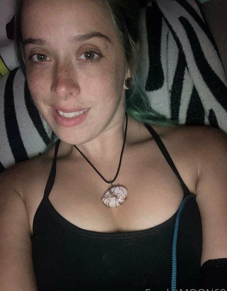 Scarlet Moon erwachsene perfekte foto