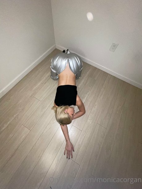 Monica Corgan erwachsene erotische bild