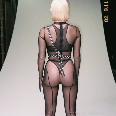 Monica Corgan sexy perfekte bilder