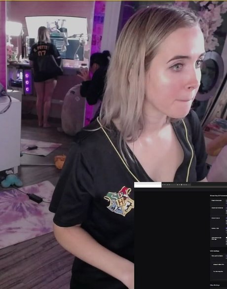 emilycc nackt akt bild