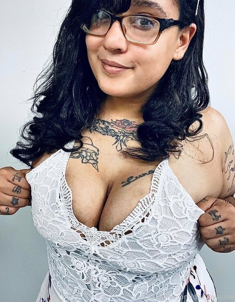 dailyavajune nacktheit fotos