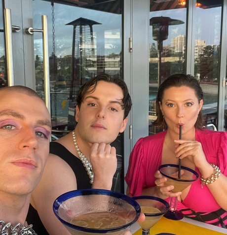 blonde spritzende onlyfans nacktheit akt archiv