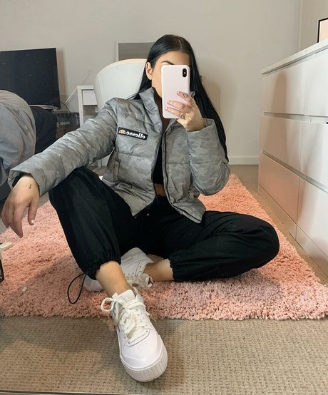 Jesy Lee pornostar akt bild