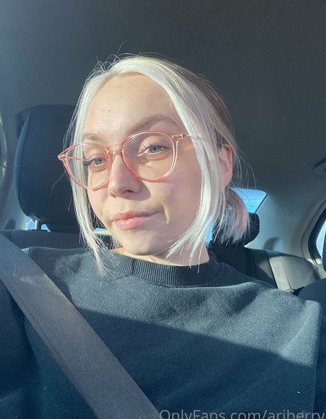 ariberry schauspielerin nackte galerie