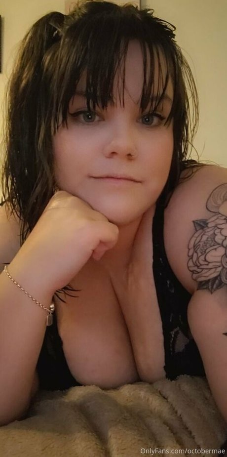 octobermae schauspielerin exklusive foto