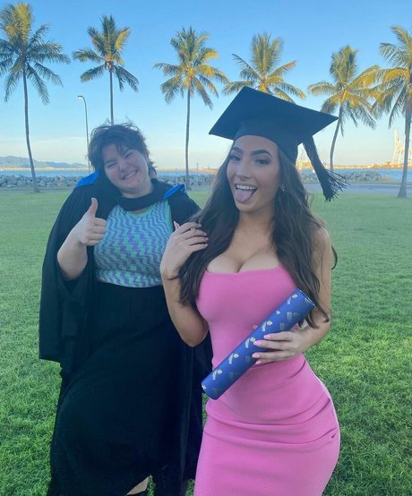 Molly Shield nackt pornostar galerien