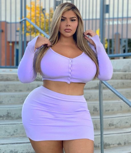 Michelle Mendez sexy top bilder