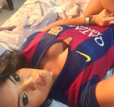 Toni Salina Chee Young sexy akt bild