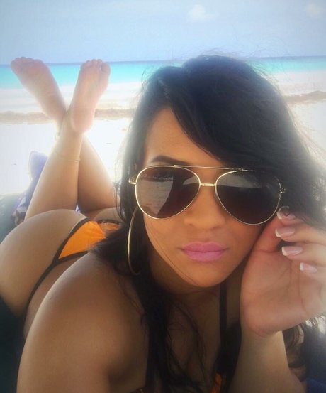 Toni Salina Chee Young sexy nackte bild