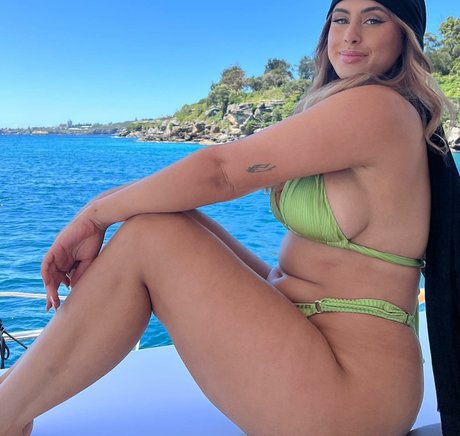 Ariella Nyssa schöne erwachsene bild