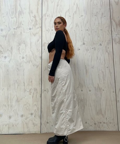 Ariella Nyssa erwachsene freie bilder