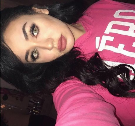 zierliche rothaarige onlyfans erotische akt bilder