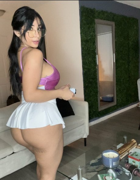 Hinataonig model nackten galerie