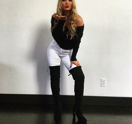 Kimi McFarland model perfekte fotos