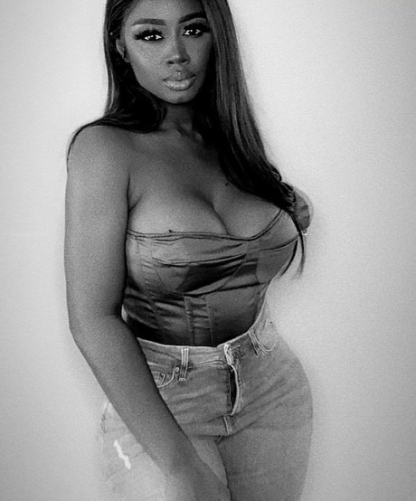 LXRYCC pornostar nackten bilder