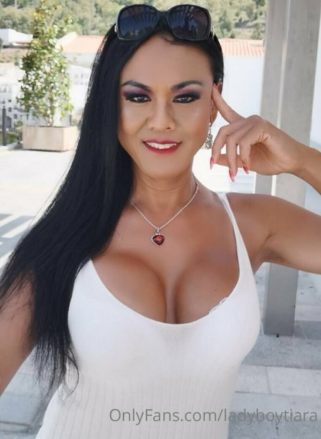 ladyboytiara pornografische foto