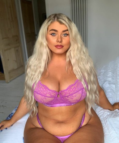 Izzy Nicholls sexy erotische galerie