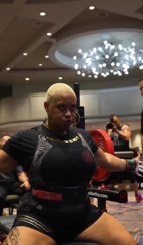 Queen R nacktheit top bild