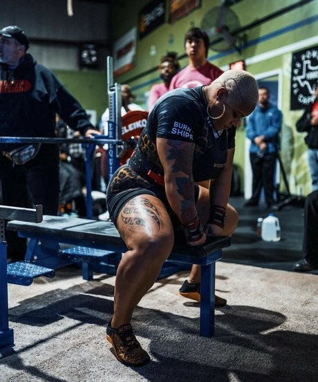 Queen R kostenlose nackt galerie