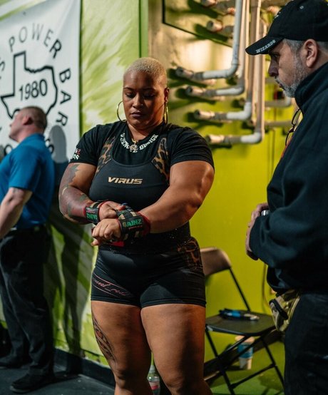 Queen R xxx akt bilder