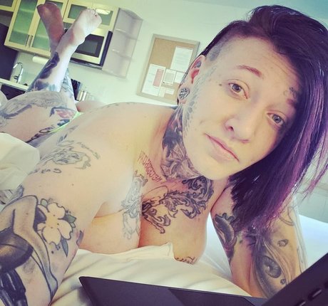 ChrystalNevius kunst erwachsene galerien