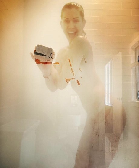 Tricia Helfer nackt kunst foto