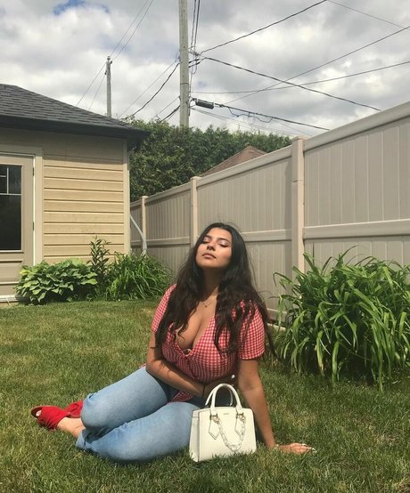 Nada C schauspielerin perfekte bild