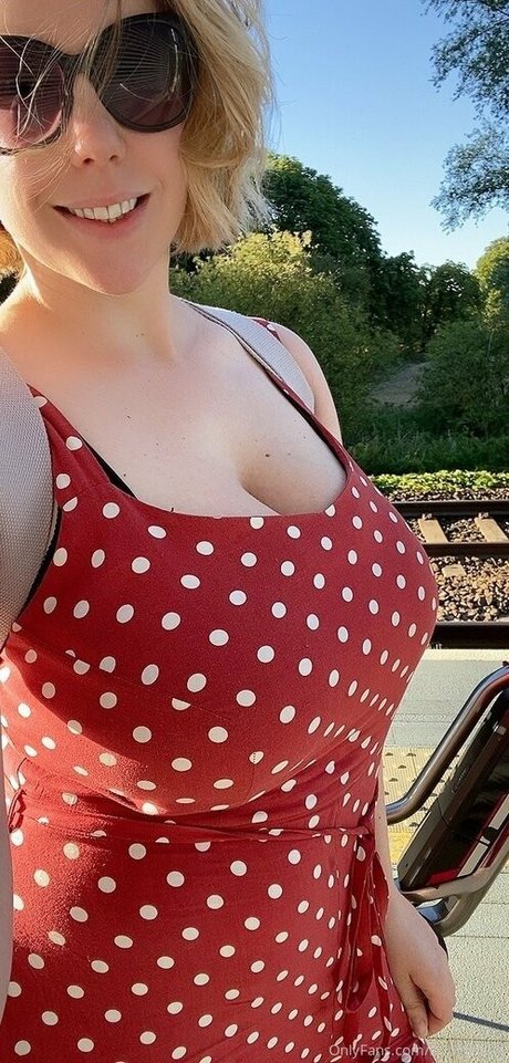 bustylily pornographische pornostar bild