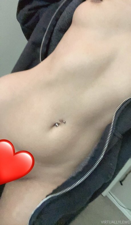 virtuallylewd model top foto