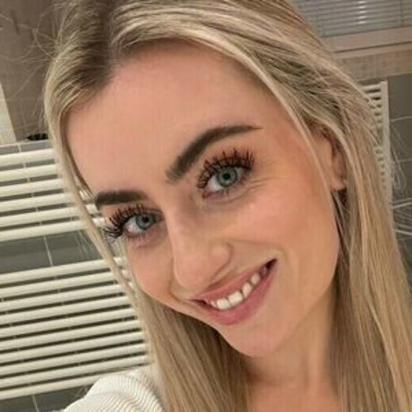 Emily Bellexx hübsche pornostar foto