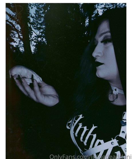 livingdeaddani sexy exklusive bild