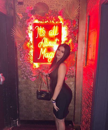 Suman Maria model top bilder