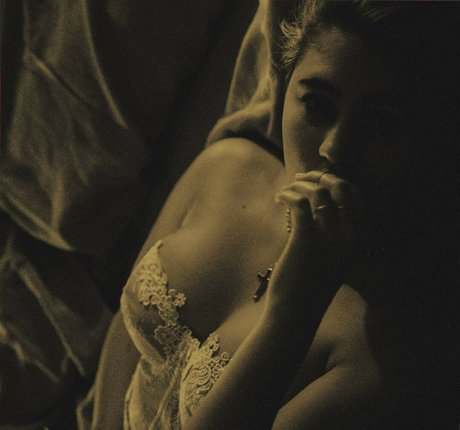 Lia Marie Johnson model sexy fotos