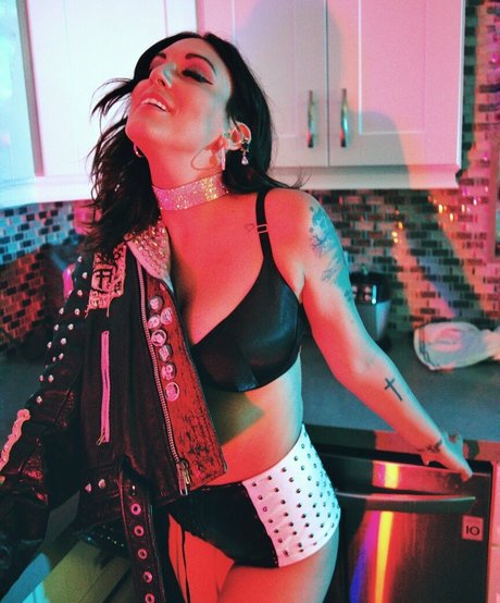 Evil Little Creature nackt akt fotos