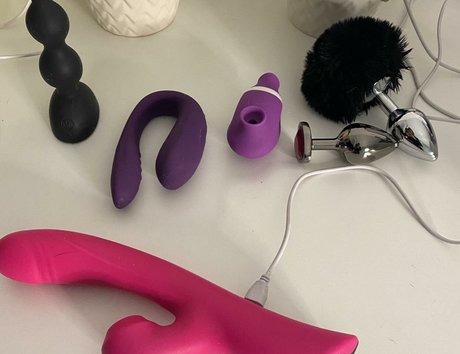 Alice Big Clit model nackten bild