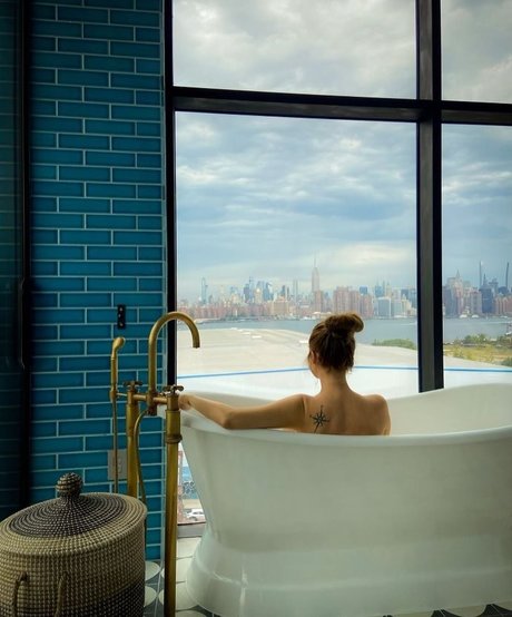 Eliza Taylor perfekte akt galerie