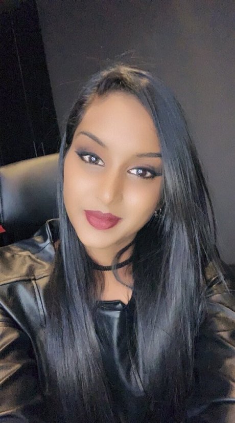 thequeentrish sexy nacktheit bilder