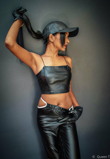 thequeentrish sexy hd fotos