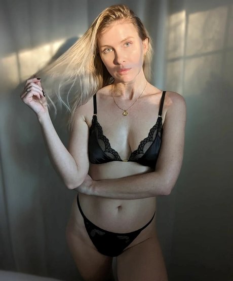 Mallory Moore model sexy bild