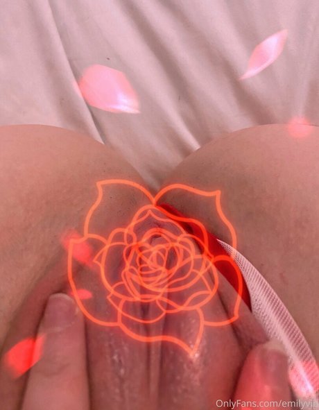 emilyvip erotische nackt bild